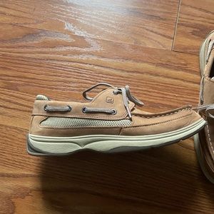 Boys Sperrys size 5
